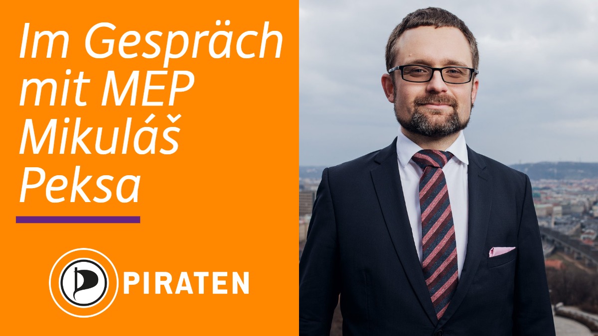 rechts: Bild von MEP Mikuláš Peksa im Anzug, links weißer Schriftzug mit orangenem Hintergrund: "Im Gespräch mit MEP Mikuláš Peksa", darunter Logo der Piratenpartei